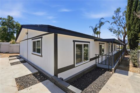 Photo of 32551 Crescent Avenue, Lake Elsinore, CA 92530 (MLS # TR26104198)