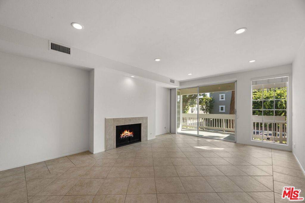 4342 Redwood Avenue C115