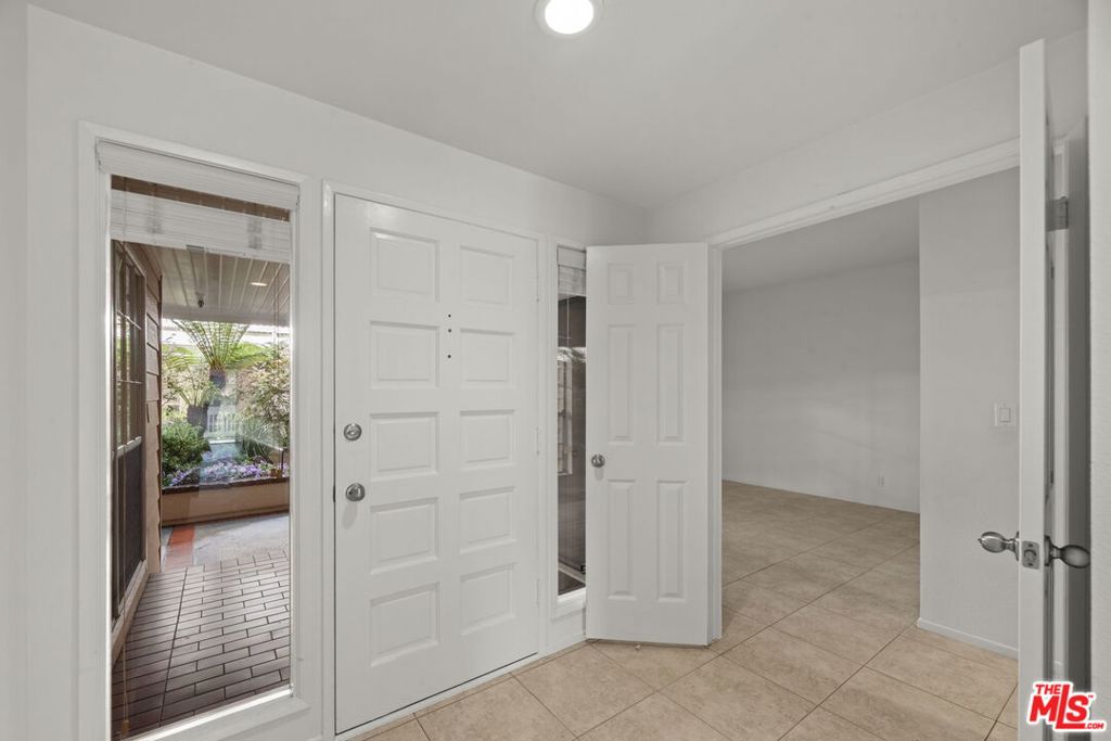 4342 Redwood Avenue C115