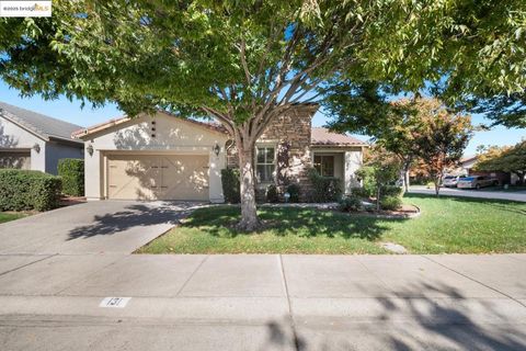 Photo of 131 Montilla CIR Cir, Sacramento, CA 95835 (MLS # 41116100) Photo of 131 Montilla CIR Cir, Sacramento, CA 95835 (MLS # 41116100)