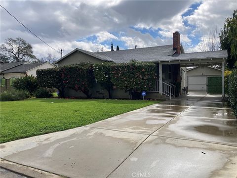 Photo of 13958 Sylvan Street, Valley Glen, CA 91401 (MLS # SR26032522)