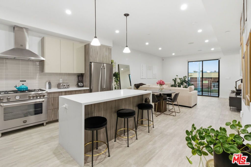 Photo of 6707 N Sepulveda Boulevard, Van Nuys, CA 91411 (MLS # 26679041)
