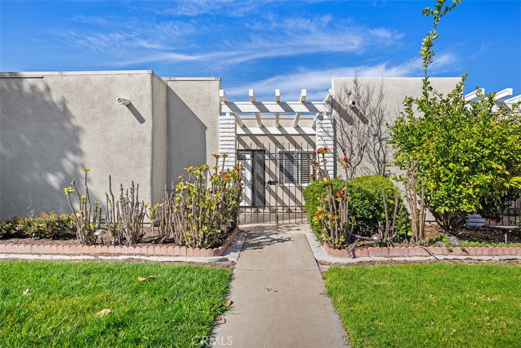 2005 Via Mariposa W B