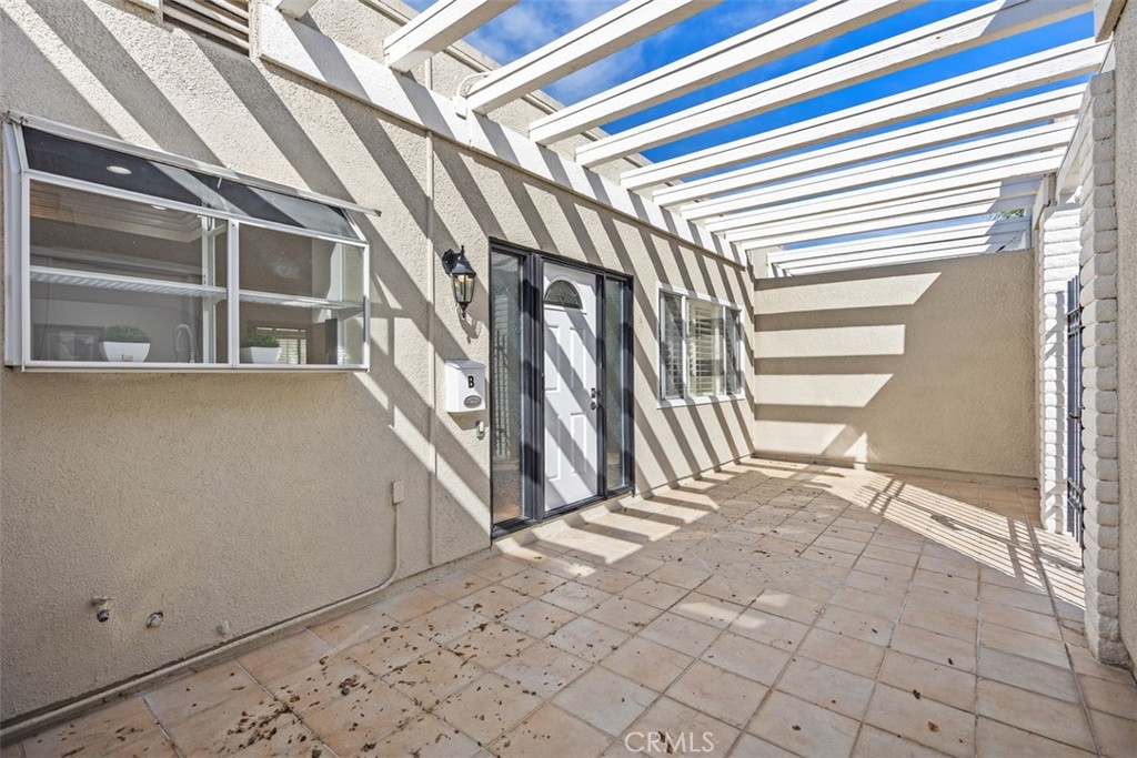 2005 Via Mariposa W B