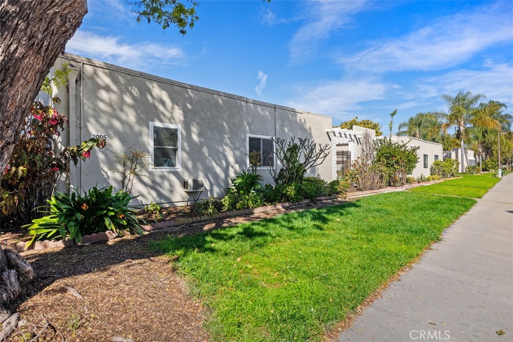 2005 Via Mariposa W B