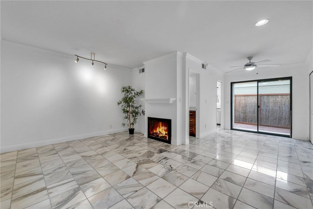 229 W Wilson Street 10