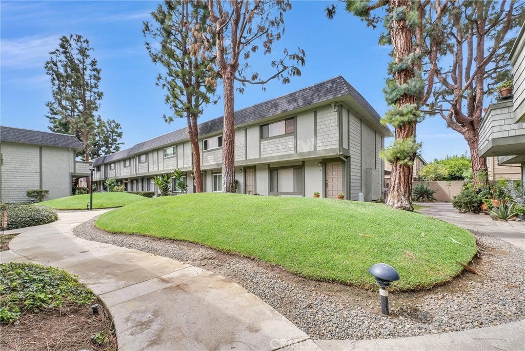 229 W Wilson Street 10