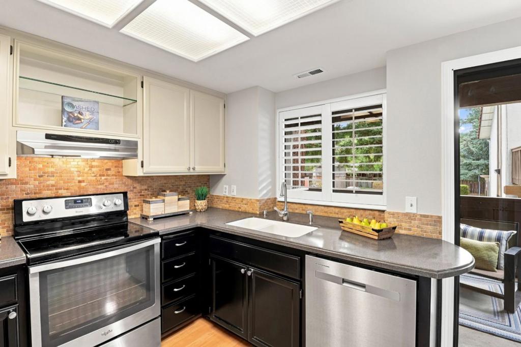 1122 Woodside Road 9
