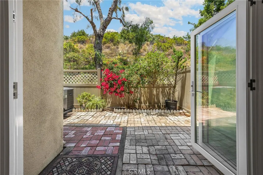 Orange, California 92869, United States, 2 Bedrooms Bedrooms, ,2 BathroomsBathrooms,Residential,Pending,196187