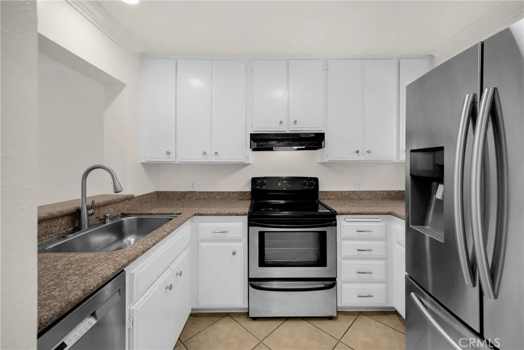 Orange, California 92869, United States, 2 Bedrooms Bedrooms, ,2 BathroomsBathrooms,Residential,Pending,196187