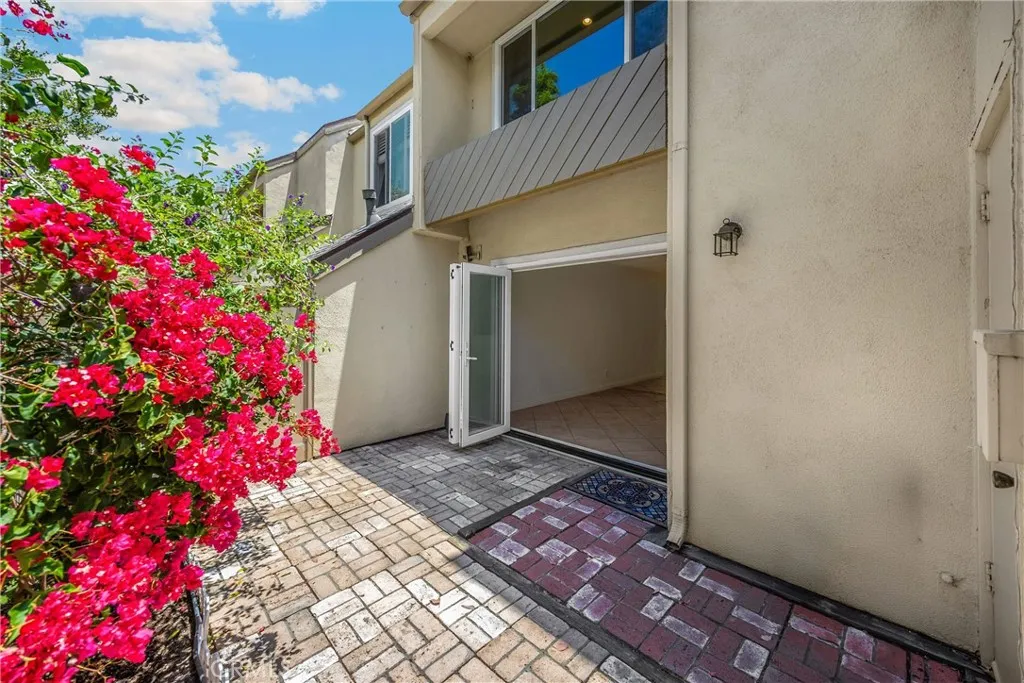 Orange, California 92869, United States, 2 Bedrooms Bedrooms, ,2 BathroomsBathrooms,Residential,Pending,196187