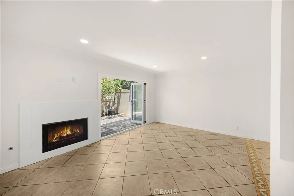 Orange, California 92869, United States, 2 Bedrooms Bedrooms, ,2 BathroomsBathrooms,Residential,Pending,196187