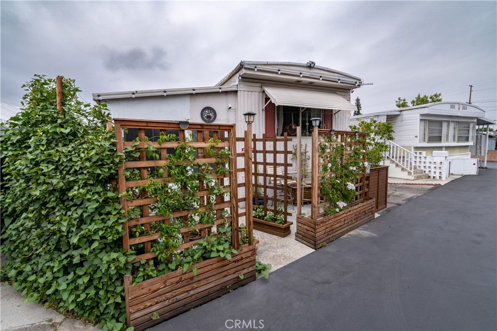 Great affordable opportunity close to transportation, shopping and dining, it is all right here. Don't pass on this unit, this is ready to move in.