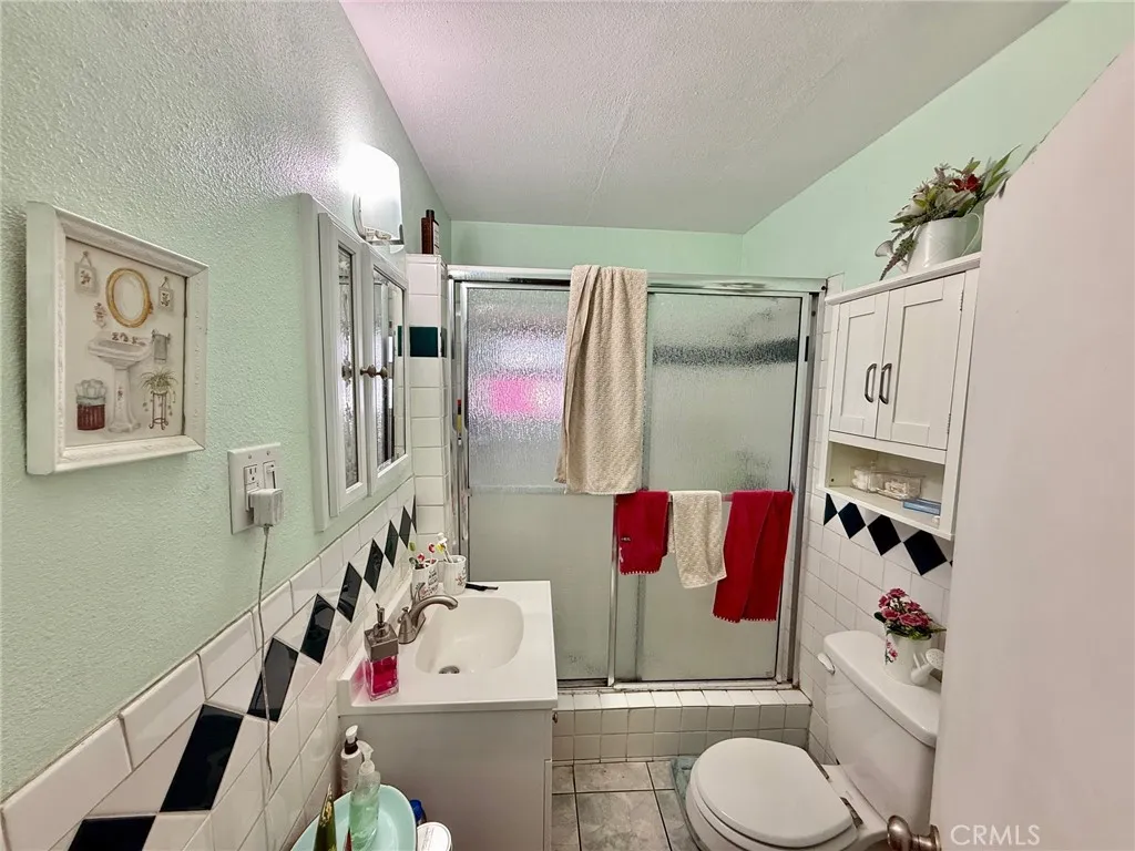 Pomona, California 91768, United States, 2 Bedrooms Bedrooms, ,1 BathroomBathrooms,Residential,Active,235812