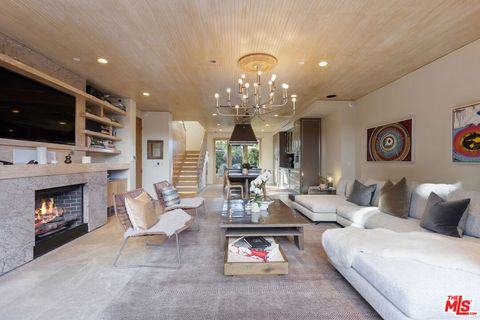 Photo of 812 Brooks Avenue, Venice, CA 90291 (MLS # 25627331)