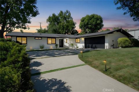 Photo of 10805 Chimineas Ave, Porter Ranch, CA 91326 (MLS # GD25239710)
