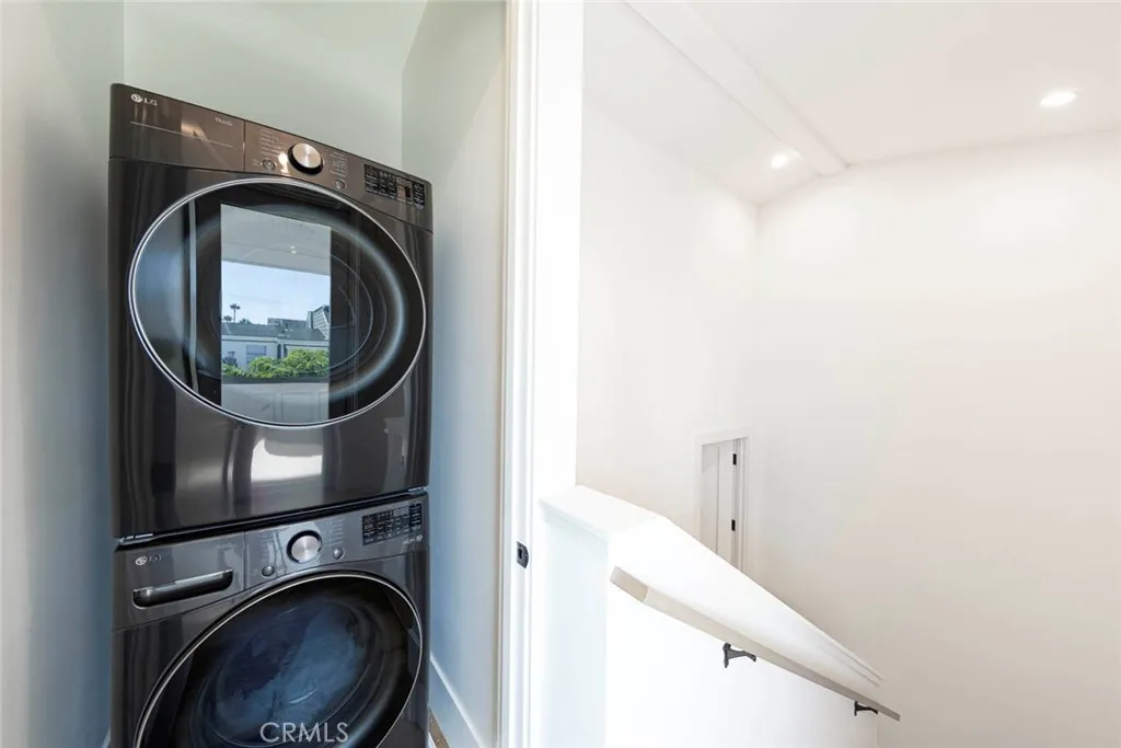 Corona Del Mar, California 92625, United States, 2 Bedrooms Bedrooms, ,3 BathroomsBathrooms,Residential,Active,209835