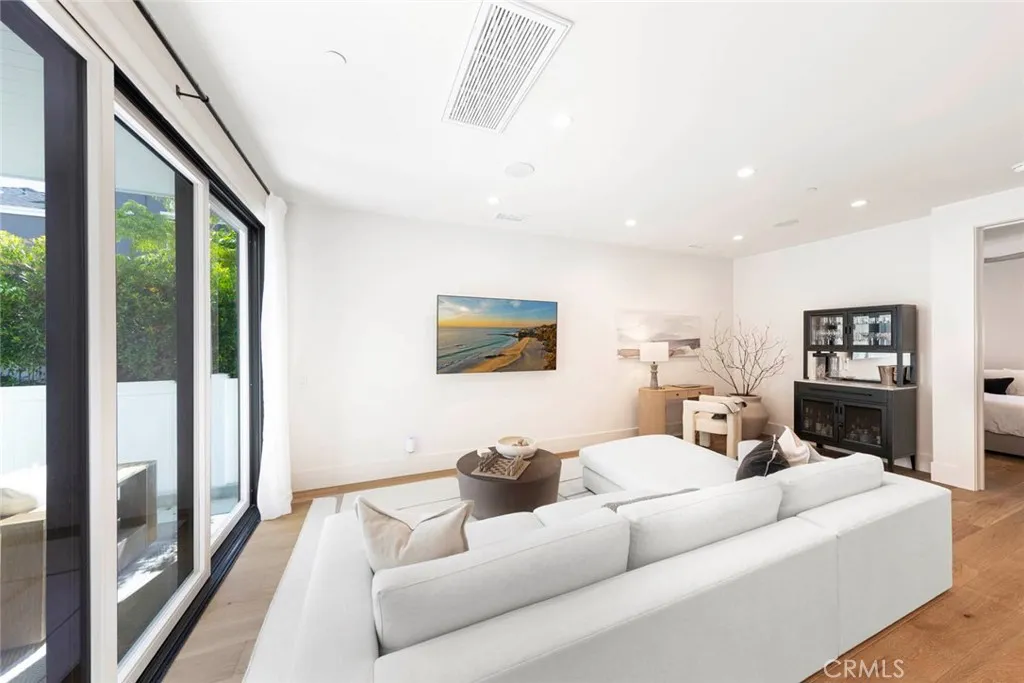 Corona Del Mar, California 92625, United States, 2 Bedrooms Bedrooms, ,3 BathroomsBathrooms,Residential,Active,209835