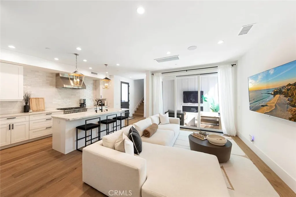 Corona Del Mar, California 92625, United States, 2 Bedrooms Bedrooms, ,3 BathroomsBathrooms,Residential,Active,209835