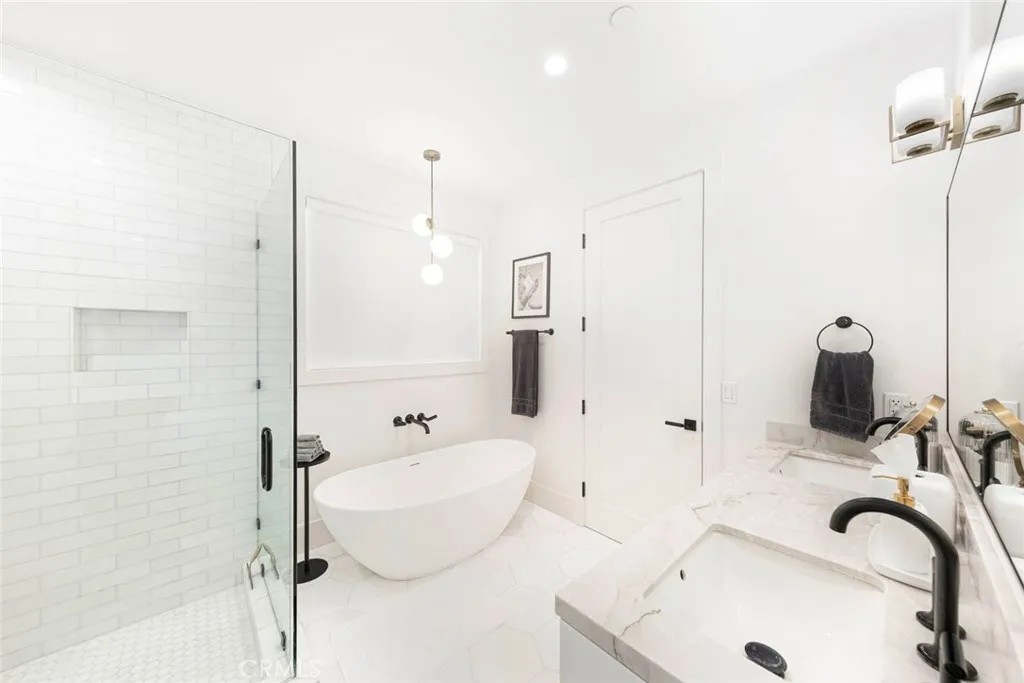 Corona Del Mar, California 92625, United States, 2 Bedrooms Bedrooms, ,3 BathroomsBathrooms,Residential,Active,209835