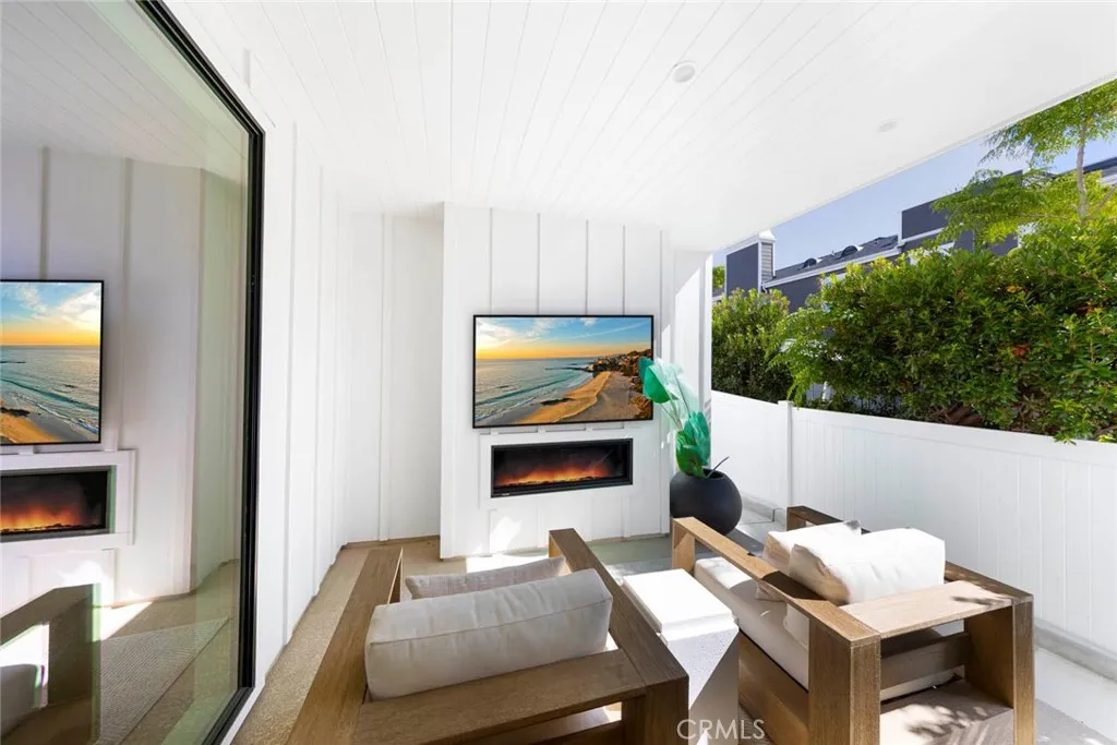 Corona Del Mar, California 92625, United States, 2 Bedrooms Bedrooms, ,3 BathroomsBathrooms,Residential,Active,209835