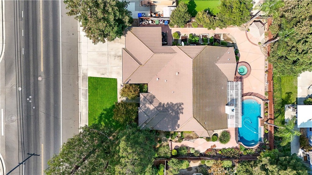 1755 E Tuolumne