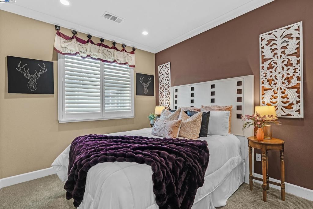listing image 130721768743052416365