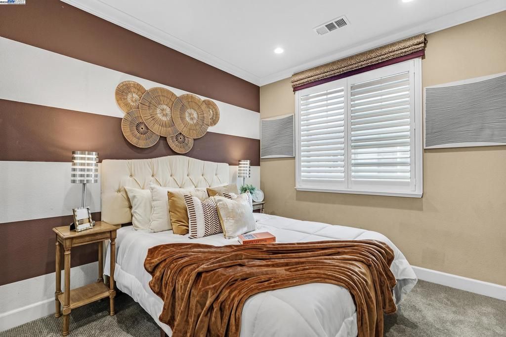 listing image 130722983311006850876