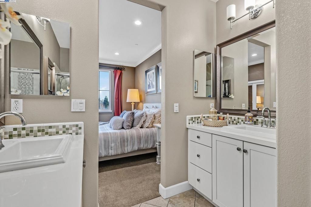 listing image 130726495528022578803