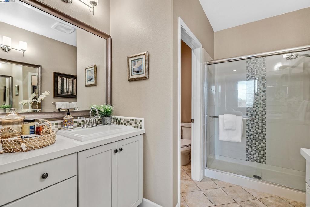 listing image 130728302896353990635