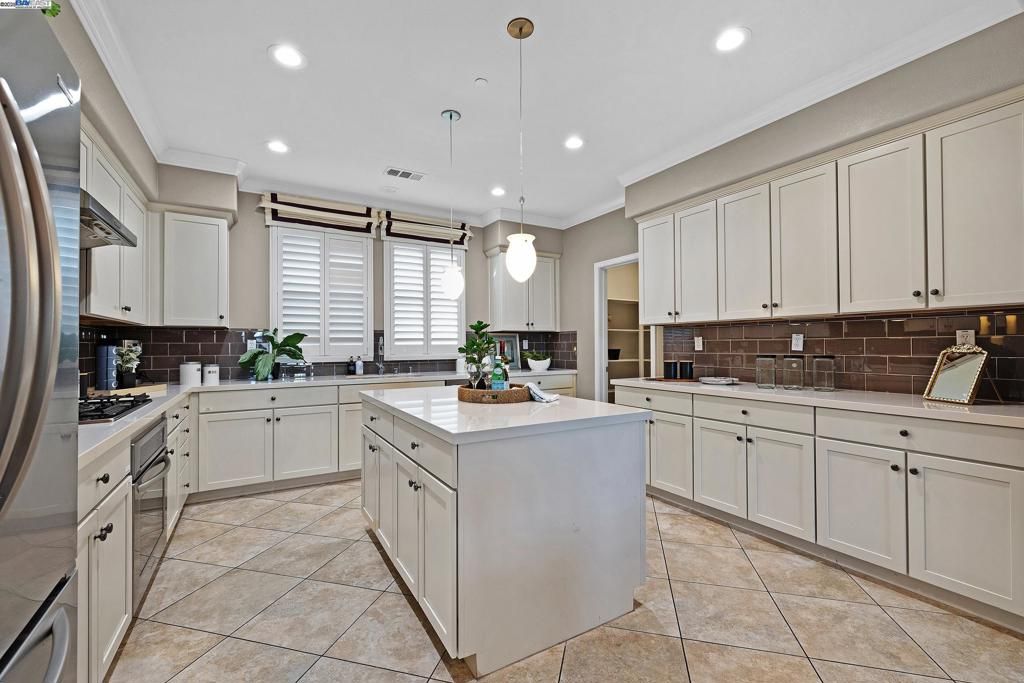 listing image 130722868526236321208