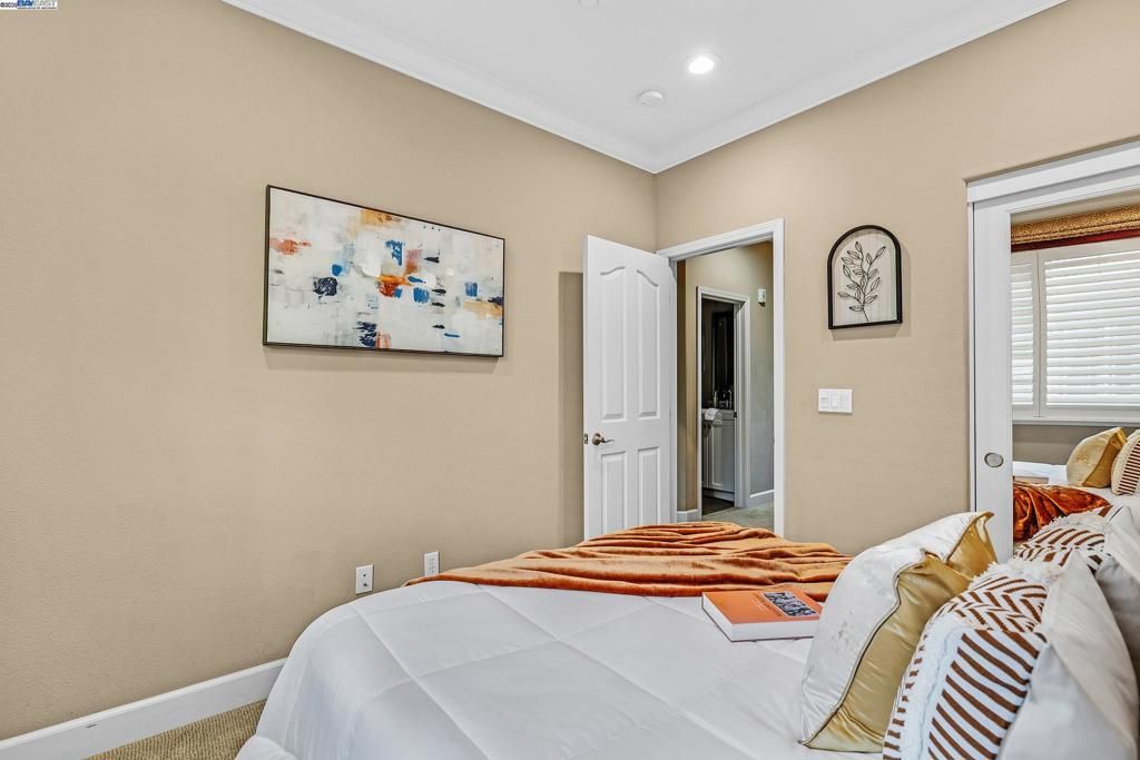 listing image 130724321338519441973