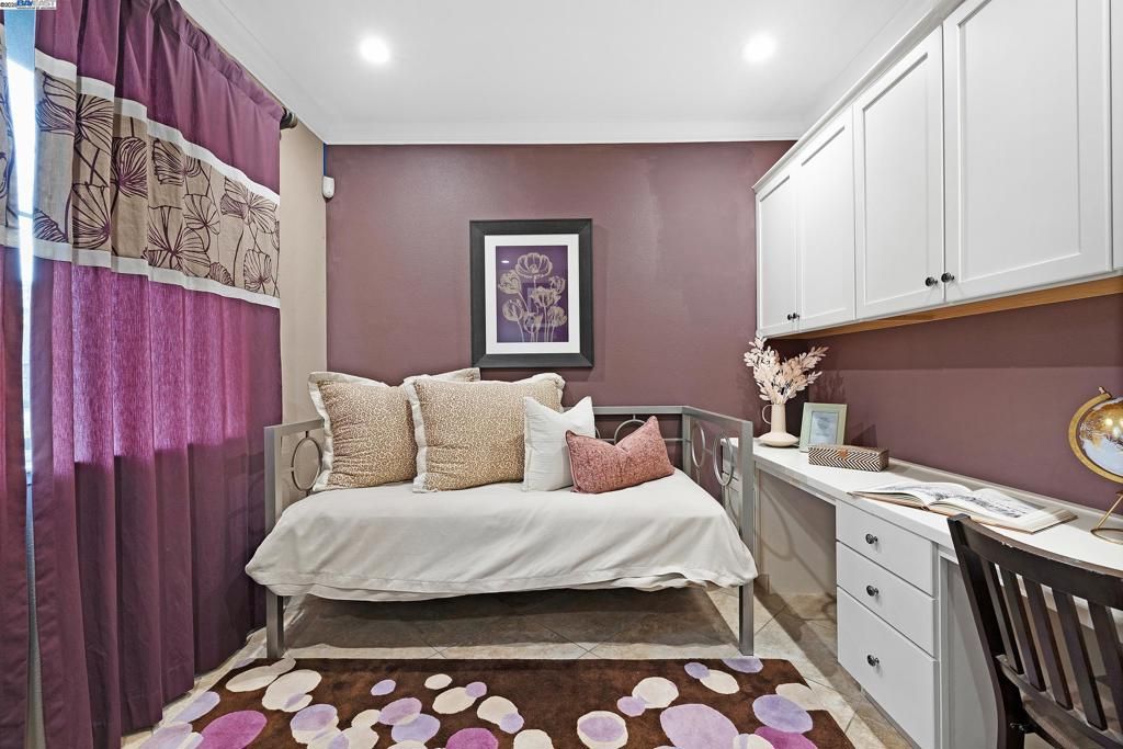 listing image 130722544233603362988