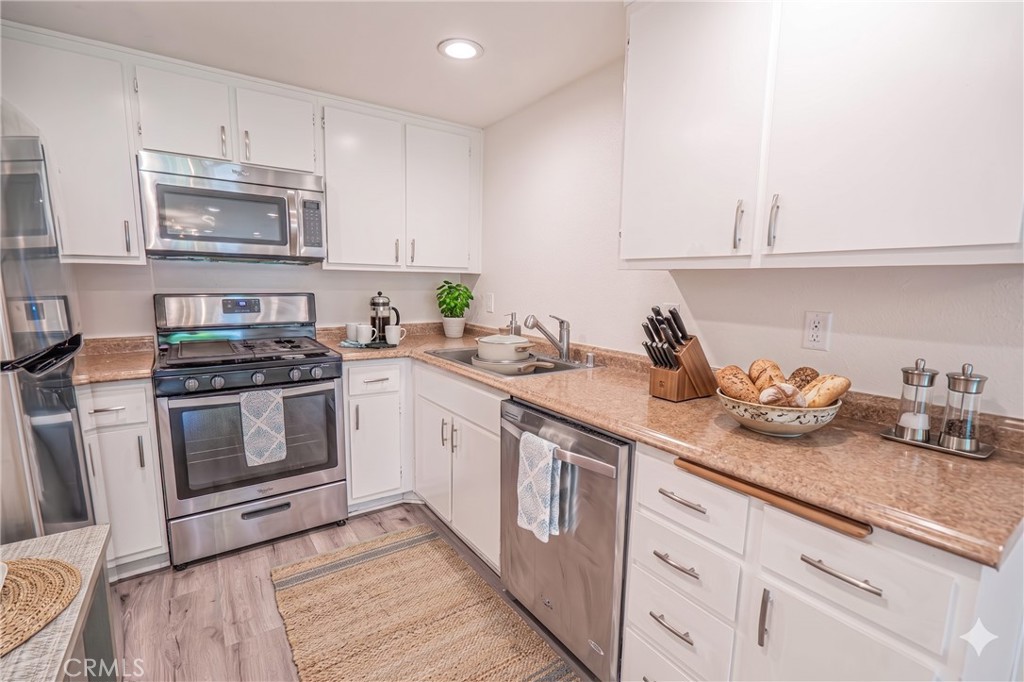 1342 E Hillcrest 17
