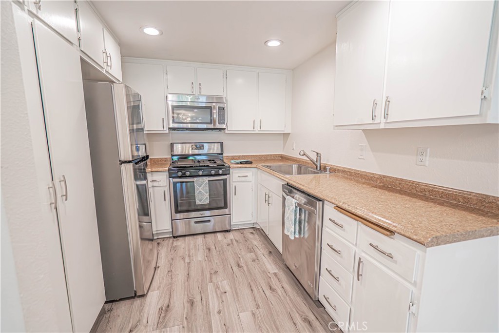 1342 E Hillcrest 17