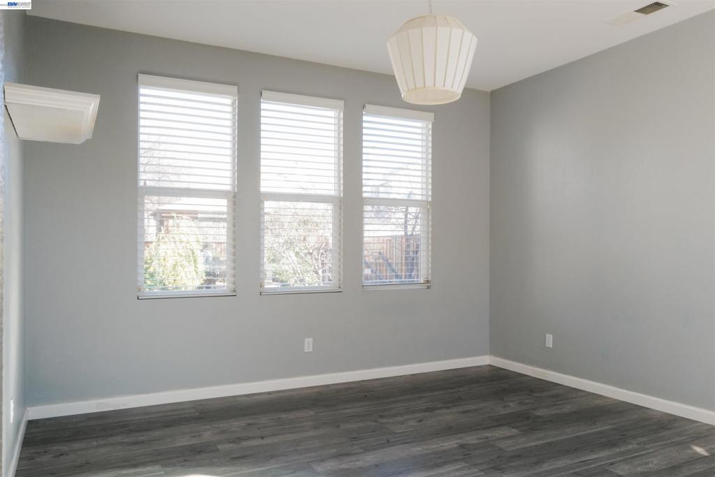 2689 2689 Jackson Ave