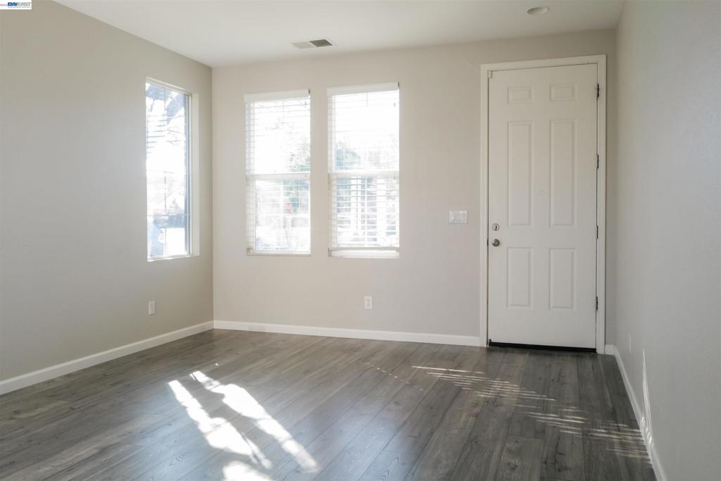 2689 2689 Jackson Ave