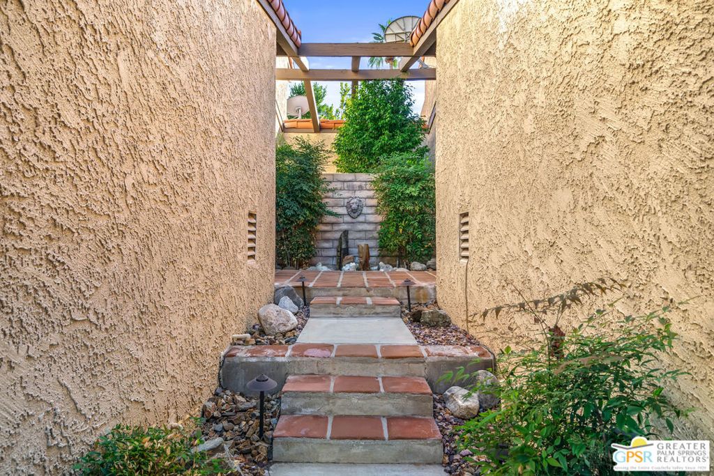 Photo of 323 S Calle Jasmin, Palm Springs, CA 92262 (MLS # 25617045PS)