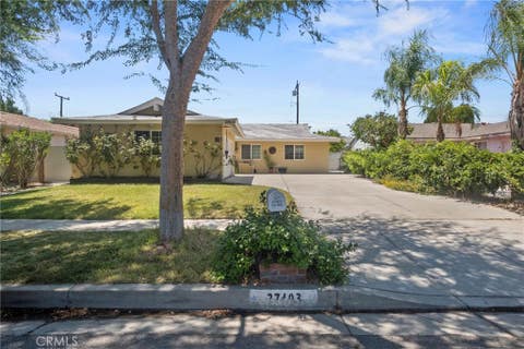 Photo of 27403 Arriola AVE, Saugus, CA 91350 (MLS # SR26153898)