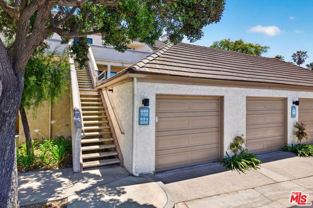 686 Island View Circle