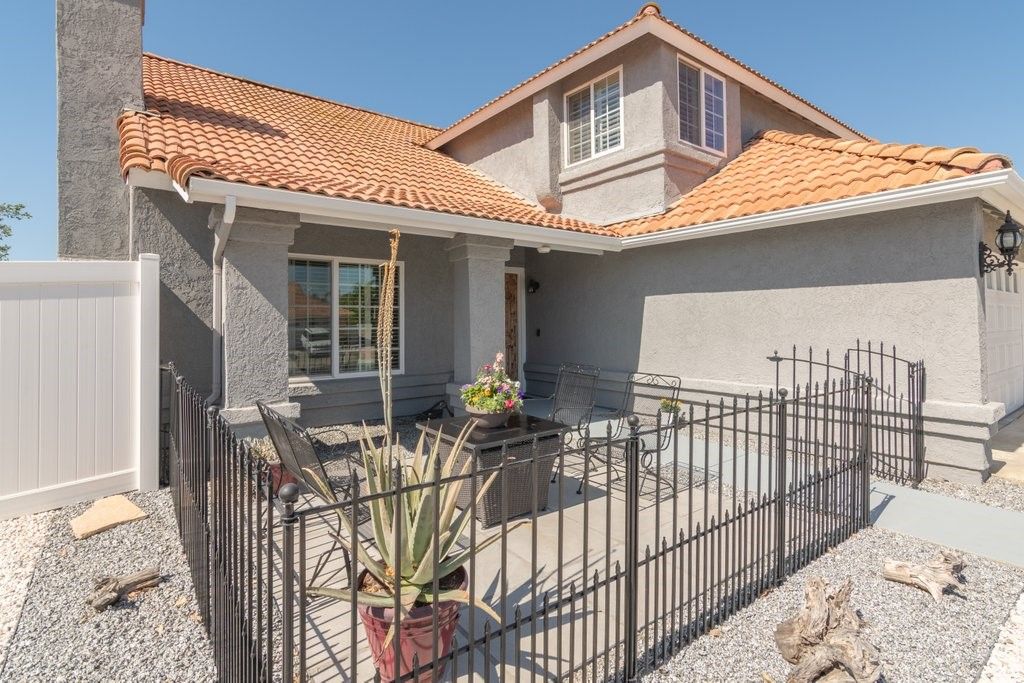 Photo of 41045 Willowbend Dr, Murrieta, CA 92563 (MLS # SW26071469)