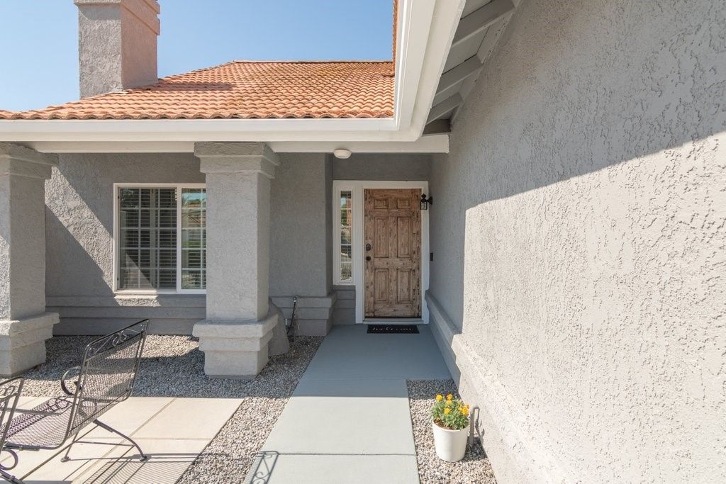 Photo of 41045 Willowbend Dr, Murrieta, CA 92563 (MLS # SW26071469)