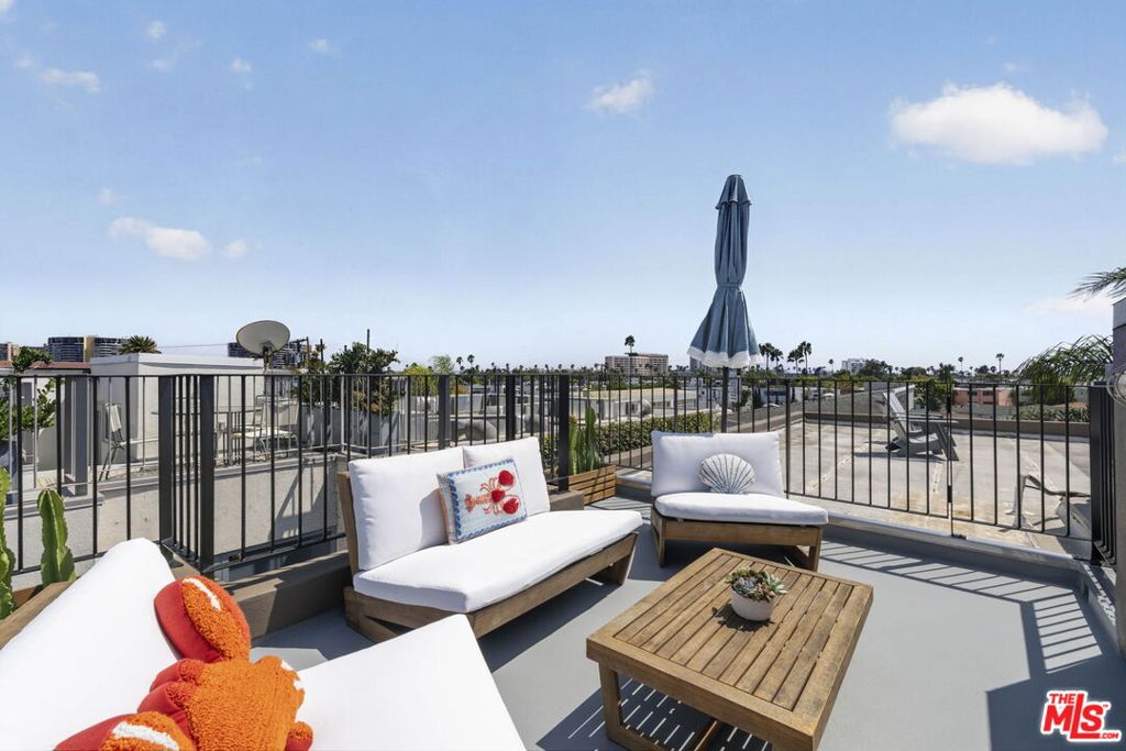 2120 Narcissus Court