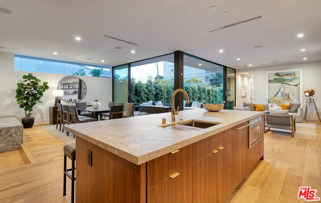 Los Angeles, California 90066, United States, 4 Bedrooms Bedrooms, ,5 BathroomsBathrooms,Residential,Active,197706