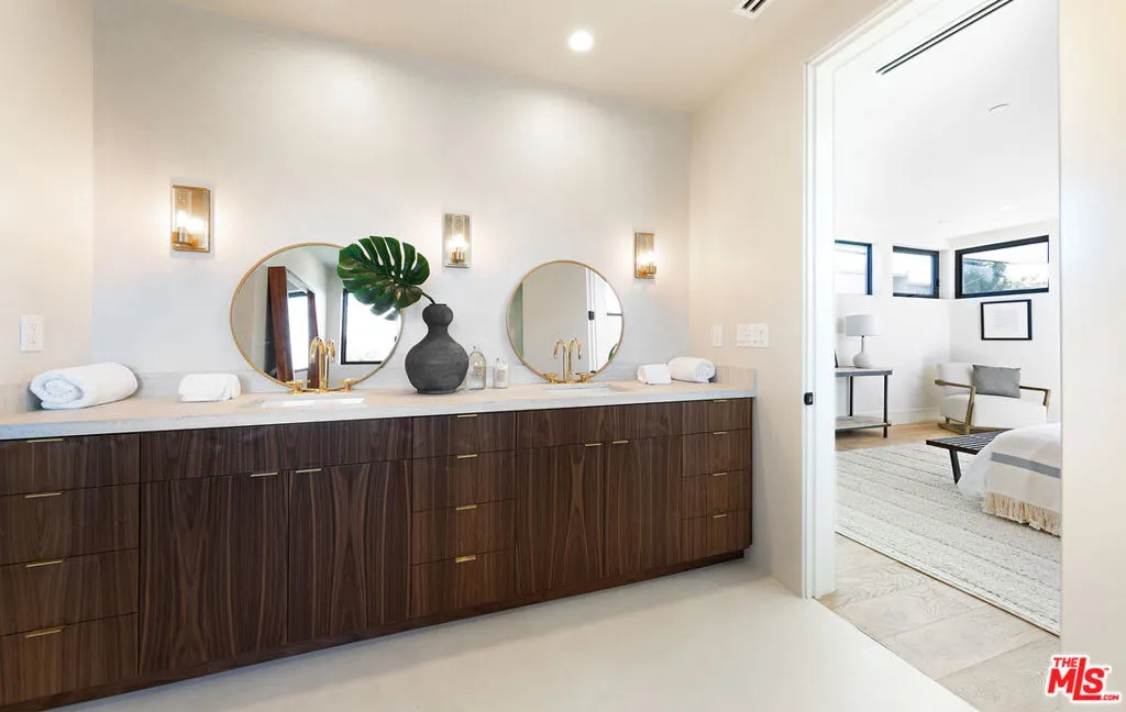 Los Angeles, California 90066, United States, 4 Bedrooms Bedrooms, ,5 BathroomsBathrooms,Residential,Active,197706