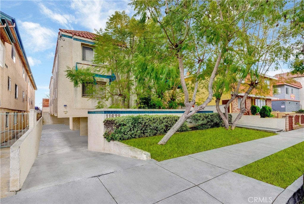 Photo of 11638 York Avenue #4, Hawthorne, CA 90250 (MLS # WS26226945)