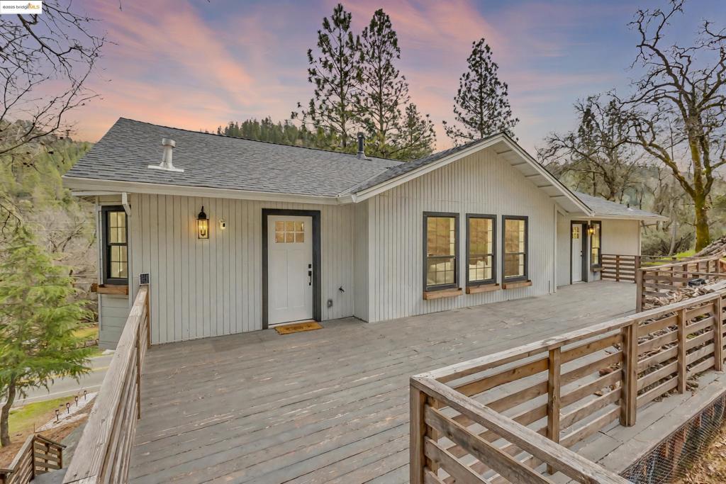 Beautifully updated modern retreat featuring a chef’s kitchen boasting a waterfall island, gas cooktop, farmhouse sink, and huge pantry. Primary suite offers a spa-style bath with dual vanities and rainfall shower for two. Bonus room ideal for office, gym, studio, or 4th bedroom. Expansive deck for relaxing and wildlife watching. Newer roof, whole-house fan, and a stylish 3-car garage. NO HOA and massive under-house storage. Close to golf, hiking trails, rivers, and lakes. Enjoy treetop views in your gorgeous mountain escape!