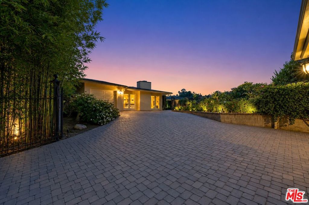 Photo of 1457 Claridge Drive, Beverly Hills, CA 90210 (MLS # 26102178)