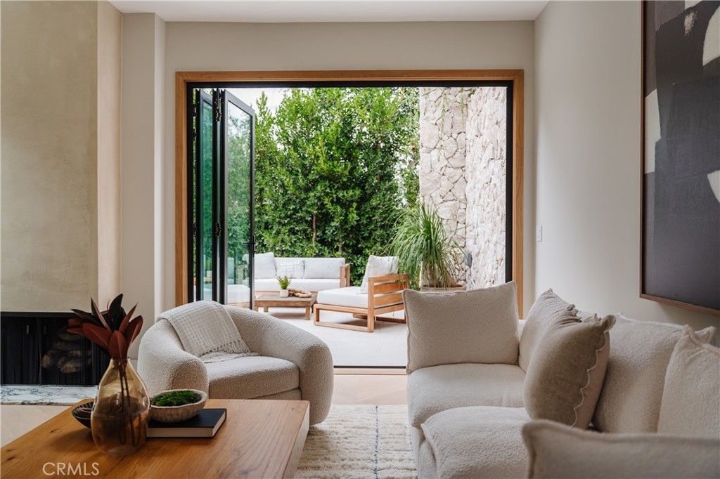 Photo of 3977 Oeste Avenue, Studio City, CA 91604 (MLS # SR25253858)