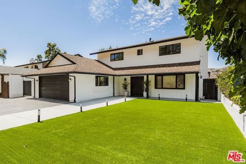 Photo of 5703 Parkmor Road, Calabasas, CA 91302 (MLS # 26853913)